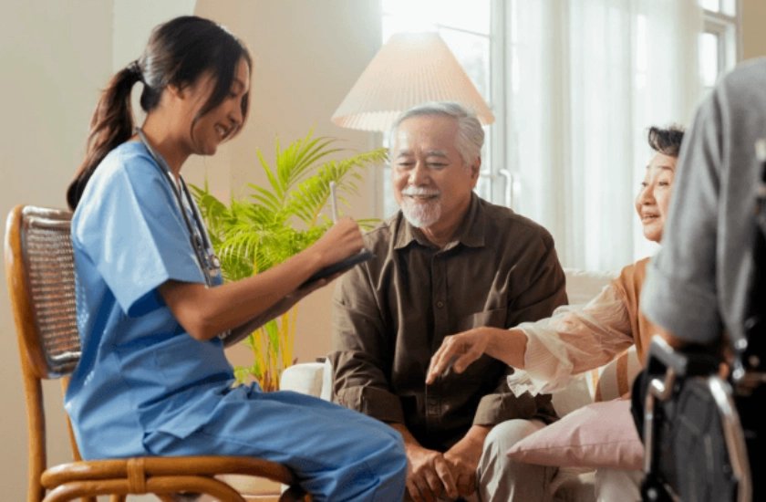 Người giữ tổ Nido Care trò chuyện với cụ ông và cụ bà trong khoảnh khắc trìu mến