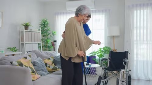 Người giữ tổ Nido Home hỗ trợ người lớn tuổi đi lại trong nhà